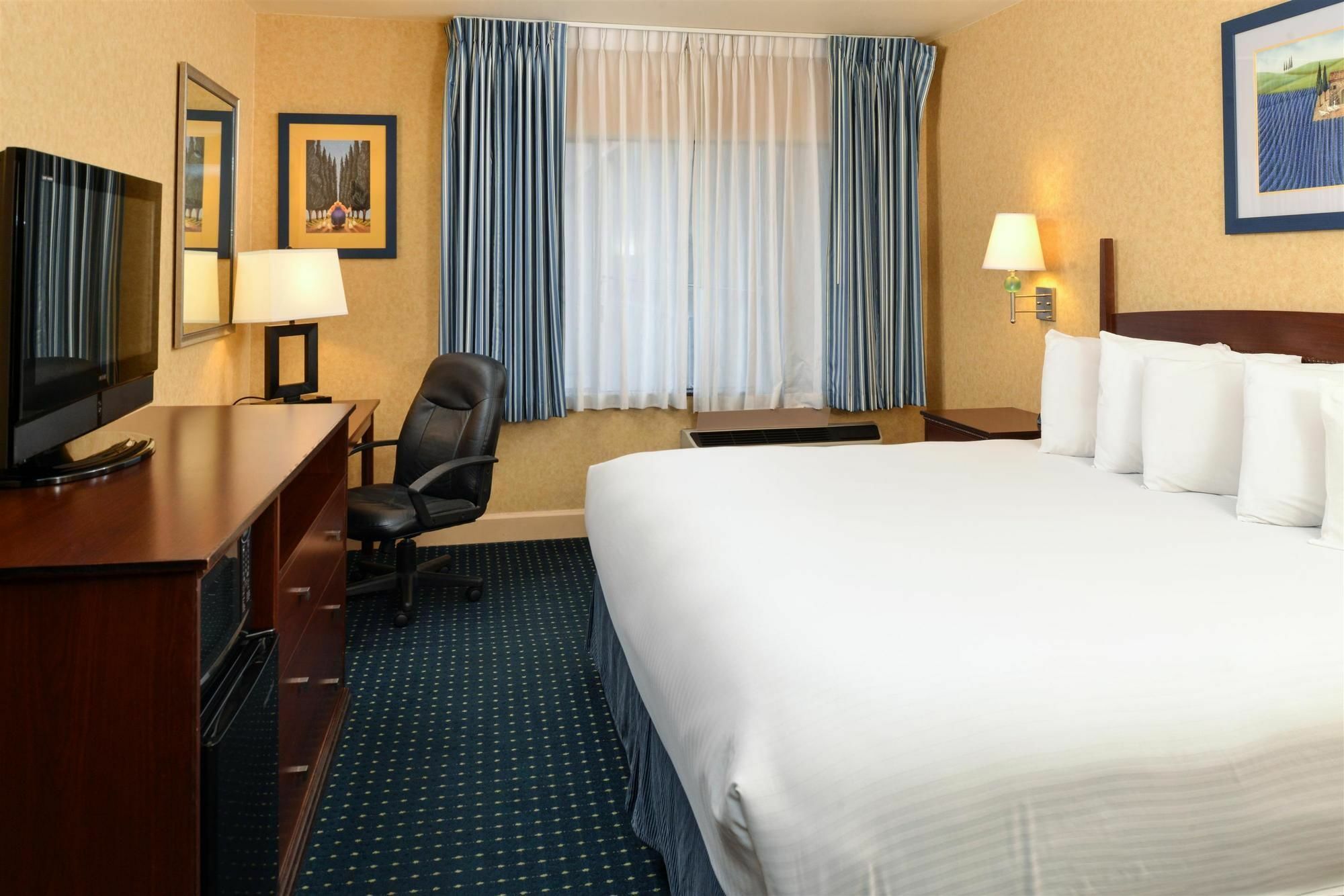 Holiday Inn - Salem By Ihg Exterior photo